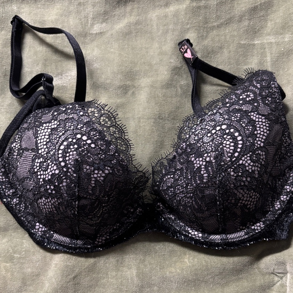 VS FASHION SHOW
Victoria's Secret Black Lace bra
AS SEEN ON KENDALL JENNER